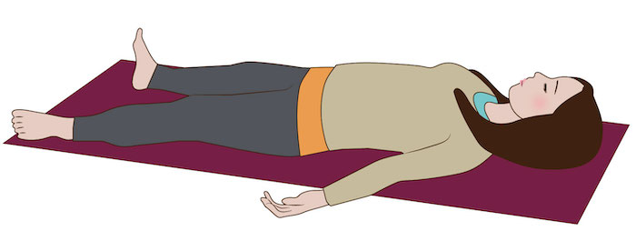 寝て、深呼吸をしている女性
腰痛を引き起こすプランクの方法