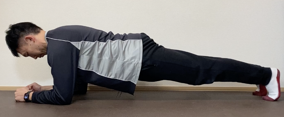 プランクを綺麗に行う男性パーソナルトレーナー
腰痛を引き起こすプランクの方法