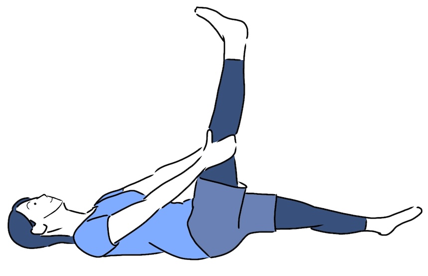 ハムストリングスを仰向けでストレッチする女性