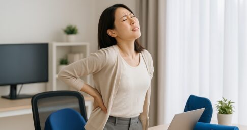 デスクワークや普段の家事で反り腰になってしまって悩む女性