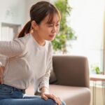 デスクワークや日常生活の中で反り腰になってしまい、腰痛に悩む女性