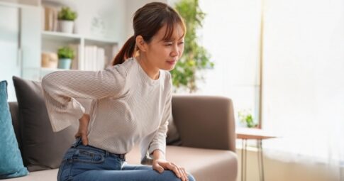 デスクワークや日常生活の中で反り腰になってしまい、腰痛に悩む女性