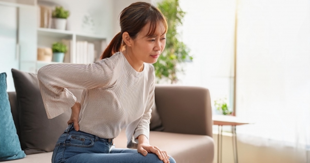 デスクワークや日常生活の中で反り腰になってしまい、腰痛に悩む女性