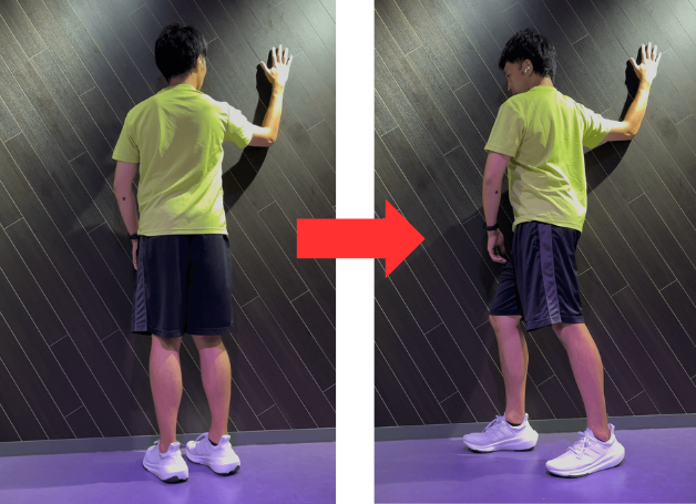 大胸筋中部のストレッチを壁を使って行う方法