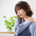 肩こりに悩む女性