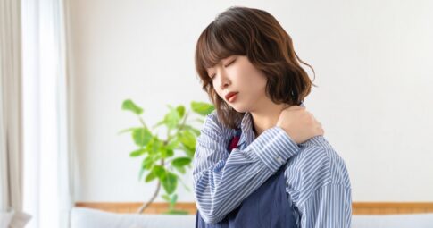 肩こりに悩む女性