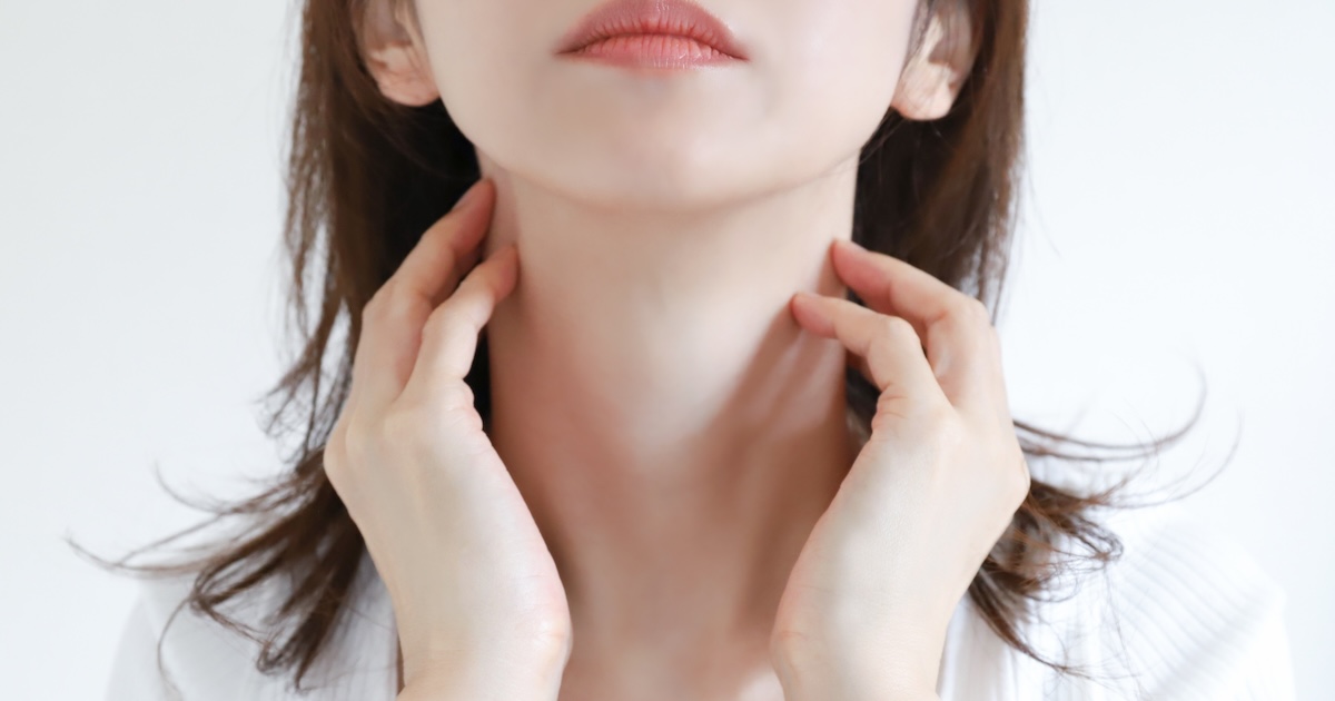 年齢とともに首周りを気にする女性