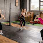 ヒップアップのためにスクワットを行う女性