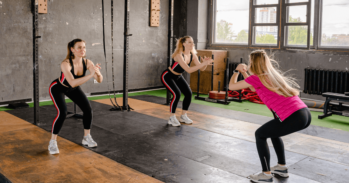 ヒップアップのためにスクワットを行う女性