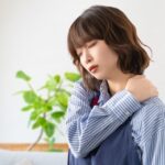 肩こりを改善したくて悩む女性
