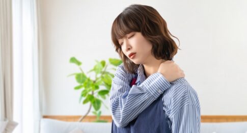 肩こりを改善したくて悩む女性